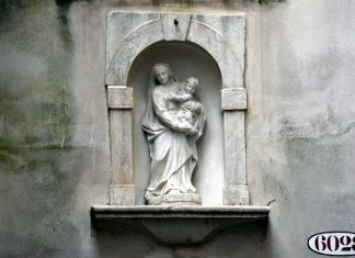 La Madonna col Bambino, altorilievo in Calle Cappellis a Santa Maria Nova, nel Sestiere di Cannaregio