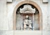 La Madonna col Bambino, sulla facciata dell’Oratorio di Santa Maria della Salute