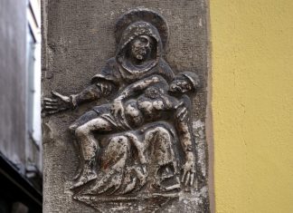 La Pietà, bassorilievo in Calle del Pestrin, nel Sestiere di Cannaregio