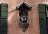 La Madonna col Bambino, altorilievo in Corte Nova, nel Sestiere di Castello