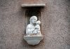 La Madonna col Bambino, altorilievo in Rio Terà San Tomà, nel Sestiere di San Polo