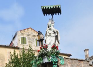 La Madonna col Bambino, statua in Salizada Santa Giustina, nel Sestiere di Castello