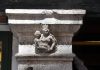 La Madonna incoronata col Bambino, bassorilievo sullo stipite di una bottega in Calle della Chiesa, nel Sestiere di Santa Croce