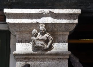 La Madonna incoronata col Bambino, bassorilievo sullo stipite di una bottega in Calle della Chiesa, nel Sestiere di Santa Croce