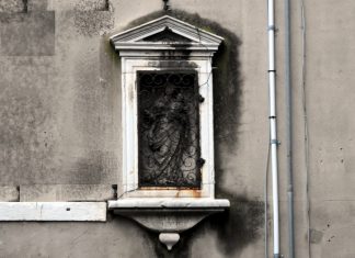 La Madonna andante col Bambino, altorilievo in Calle de Mezo a San Giacomo da l’Orio