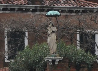 La Madonna col Bambino, statua in Fondamenta Soranzo o de la Fornace, nel Sestiere di Dorsoduro