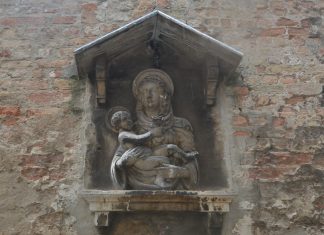 La Madonna col Bambino, bassorilievo in Campiello de la Madona, nel Sestiere di San Polo