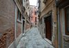 Calle de la Madona, in prossimità di Campo Sant’Anzolo, nel Sestiere di San Marco