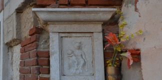 La Madonna del Rosario col Bambino, nel tabernacolo (capitèło) in Fondamenta de l’Arzere, nel Sestiere di Dorsoduro