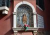 La Madonna col Bambino, nel tabernacolo (capitèło) sul Ponte de le Pazienze, nel Sestiere di Dorsoduro
