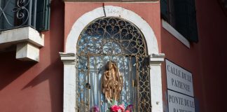 La Madonna col Bambino, nel tabernacolo (capitèło) sul Ponte de le Pazienze, nel Sestiere di Dorsoduro
