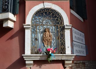 La Madonna col Bambino, nel tabernacolo (capitèło) sul Ponte de le Pazienze, nel Sestiere di Dorsoduro