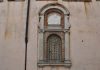 La Madonna col Bambino e il Cristo in croce nel doppio tabernacolo (capitèło), in Calle de le Carozze a San Samuele, nel Sestiere di San Marco