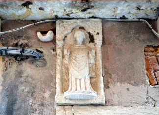 San Felice bassorilievo in Calle de la Racheta, nel Sestiere di Cannaregio