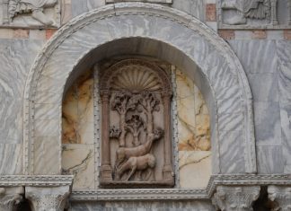 La cerva e il cerbiatto, altorilievo su una facciata della Basilica di San Marco