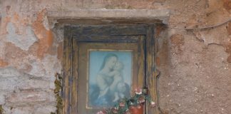 La Madonna col Bambino, stampa nel tabernacolo (capitèło) in Calle de le Poste Vechie, nel Sestiere di San Polo