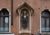 La Madonna col Bambino “in mandorla”, bassorilievo in Campo San Luca, nel Sestiere di San Marco