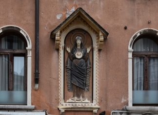 La Madonna col Bambino “in mandorla”, bassorilievo in Campo San Luca, nel Sestiere di San Marco