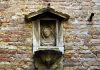 La Madonna delle Grazie, bassorilievo in Corte Corner, nel Sestiere di Cannaregio
