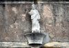 San Giacomo Maggiore, statua sulla facciata di un casa in Campo San Giacomo da l’Orio, nel Sestiere di Santa Croce