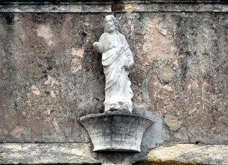 San Giacomo Maggiore, statua sulla facciata di un casa in Campo San Giacomo da l’Orio, nel Sestiere di Santa Croce