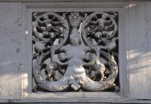 La fata Melusina, una creatura marina, su una balaustra di Casa Zecchin, a San Leonardo