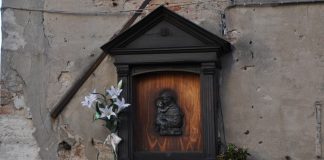 Sant’Antonio da Padova, altorilievo in bronzo nel tabernacolo (capitèło) sul Ponte de Sant’Antonio, nel Sestiere di Cannaregio