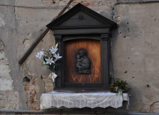 Sant’Antonio da Padova, altorilievo in bronzo nel tabernacolo (capitèło) sul Ponte de Sant’Antonio, nel Sestiere di Cannaregio
