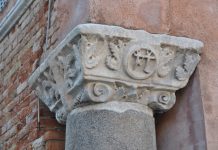 Un simbolo occulto sul capitello di una colonna nei pressi del Giardino Papadopoli