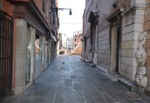 I dragi o serpenti marini, sulla facciata principale della Chiesa di Santa Margherita vulgo Santa Margarita