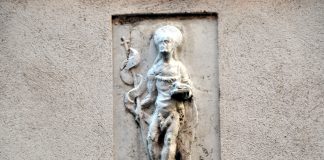 San Giovanni Battista, bassorilievo sulla facciata del monastero di San Giovanni in Laterano, nel Sestiere di Castello