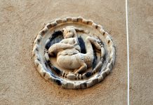 La sirena metà donna e metà uccello, bassorilievo su patera in Calle de le Strazze