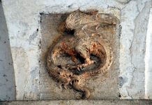 I Draghi di pietra nel chiostro del Monastero di San Stefano
