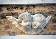 I Cherubini, altorilievi infissi sopra la porta di una casa in Rio Terà de la Carità