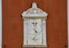 Le insegne della Scuola di San Giovanni Evangelista su un bassorilievo in Fondamenta Bragadin