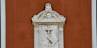 Le insegne della Scuola di San Giovanni Evangelista su un bassorilievo in Fondamenta Bragadin