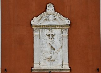 Le insegne della Scuola di San Giovanni Evangelista su un bassorilievo in Fondamenta Bragadin