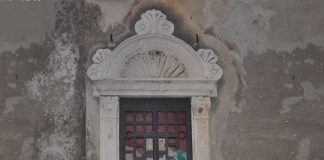 La Pietà di Michelangelo, nel tabernacolo (capitèło) in Calle del Campaniel a San Cassan, nel Sestiere di San Polo
