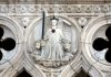 Venezia personificata, seduta in trono, sulla facciata del Palazzo Ducale in Piazzetta San Marco