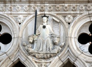 Venezia personificata, seduta in trono, sulla facciata del Palazzo Ducale in Piazzetta San Marco