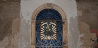 La Madonna col Bambino, stampa nel tabernacolo (capitèło) del Sotoportego de la Scrimia, nel Sestiere di San Polo