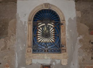 La Madonna col Bambino, stampa nel tabernacolo (capitèło) del Sotoportego de la Scrimia, nel Sestiere di San Polo