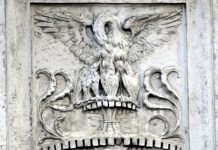 Il Pellicano, bassorilievo su una lesena del Palazzo Vendramin, a Santa Fosca
