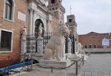 Le iscrizioni runiche sul grande leone all’ingresso dell’Arsenale