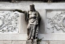 Ulisse, la ragione umana contro il destino, statua sul coronamento delle Procuratie Nuovissime