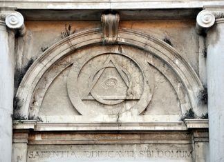 L’Occhio della Provvidenza nel timpano sopra l’ingresso della Chiesa di Santa Maria Maddalena