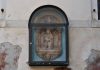 La Madonna col Bambino, altorilievo nel tabernacolo (capitèło) sul Ponte del Cristo o del Tentor, nel Sestiere di Santa Croce