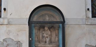 La Madonna col Bambino, altorilievo nel tabernacolo (capitèło) sul Ponte del Cristo o del Tentor, nel Sestiere di Santa Croce