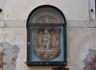 La Madonna col Bambino, altorilievo nel tabernacolo (capitèło) sul Ponte del Cristo o del Tentor, nel Sestiere di Santa Croce