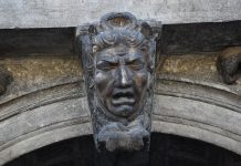 La Medusa, una figura mitologica greca, su una chiave di volta delle Procuratie Nuove
